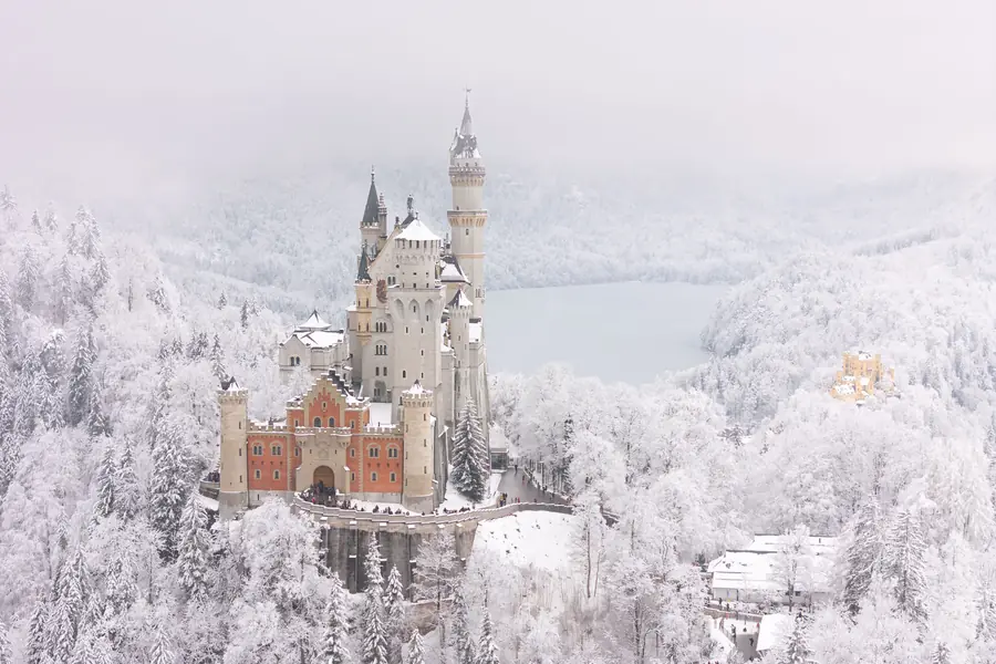 Luftaufnahme von Schloss Neuschwanstein im Abendlicht