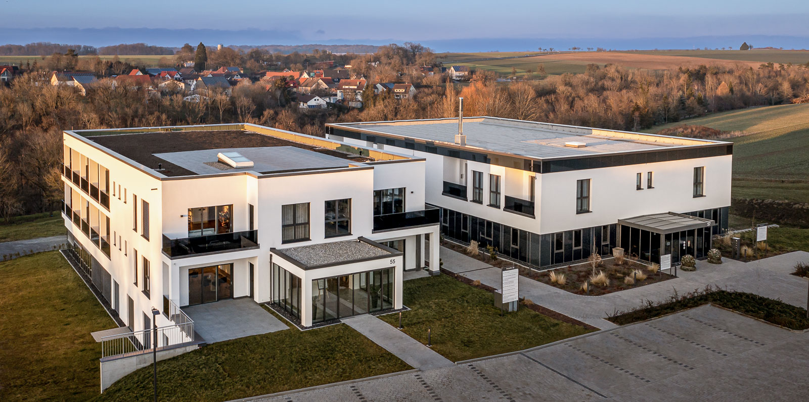 Modernes Bürogebäude mit Freiflächen aus der Luft