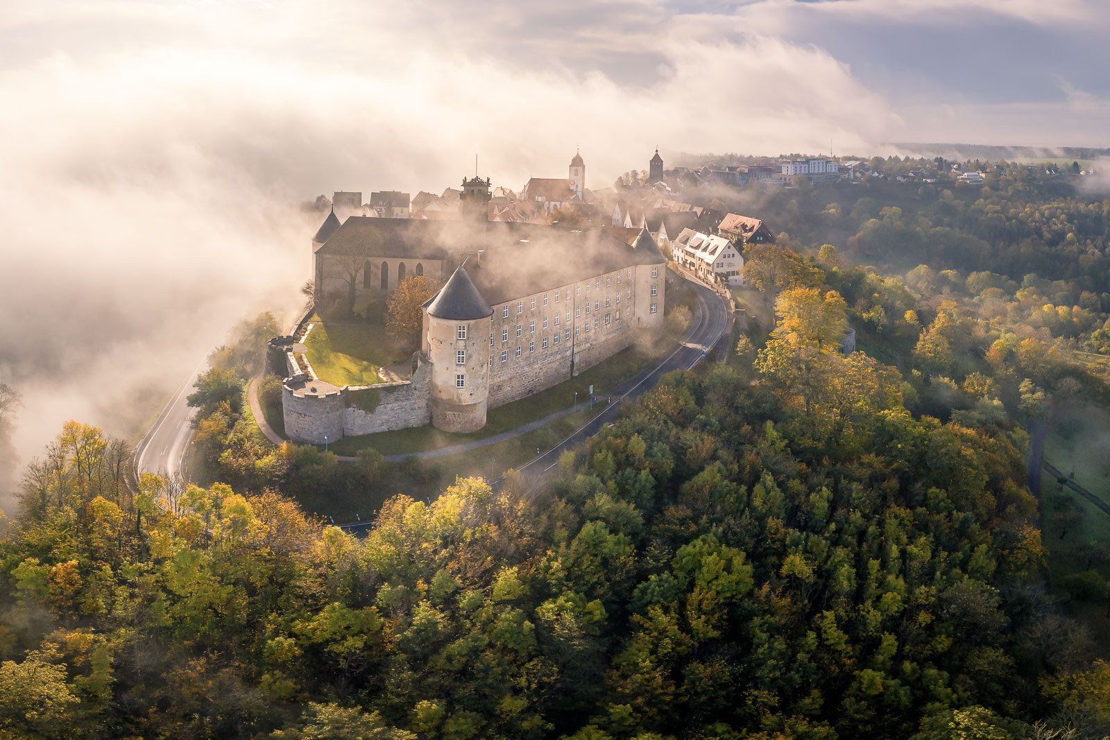 Schloss Waldenburg über dem Herbstnebel, Luftaufnahme