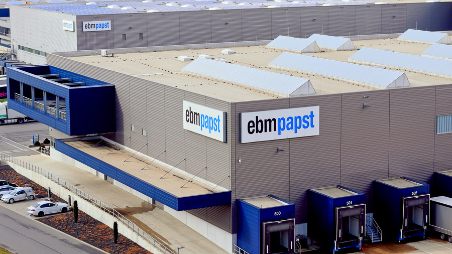 Logistikbereich des ebm-papst Werks mit Lkw an den Rampen, Luftaufnahme