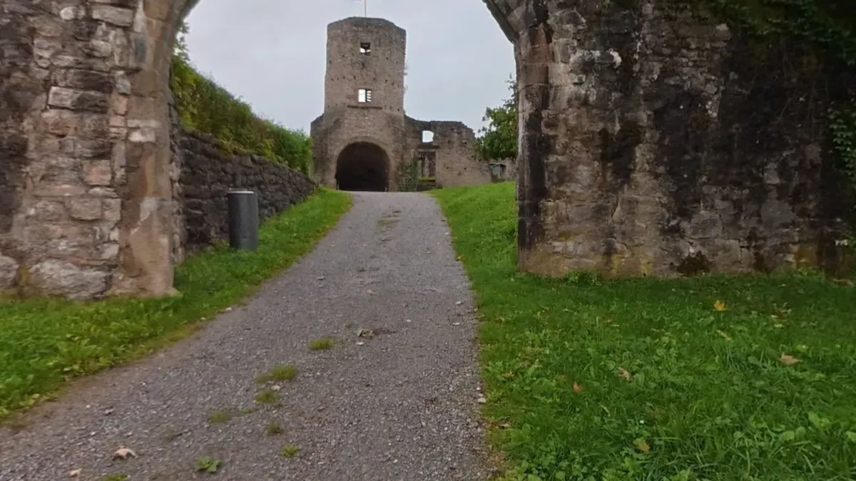 Zugangsweg und Torturm der Burgruine Forchtenberg