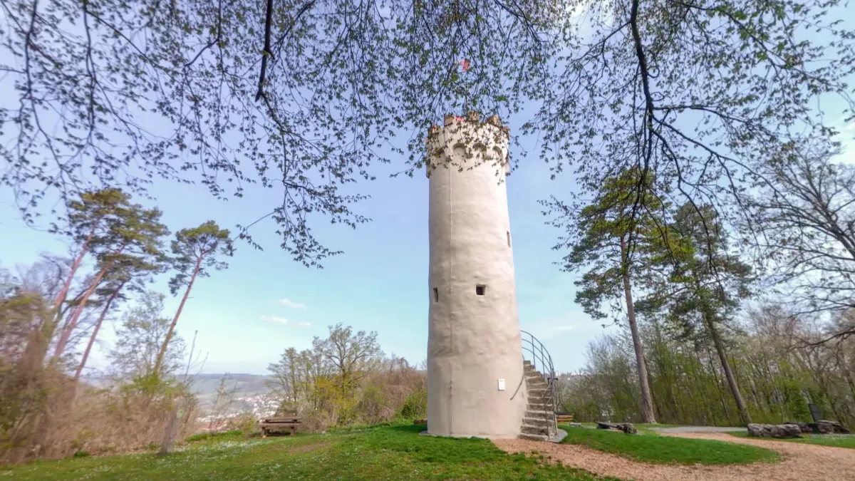 Der Wartbergturm über Künzelsau im Frühjahr